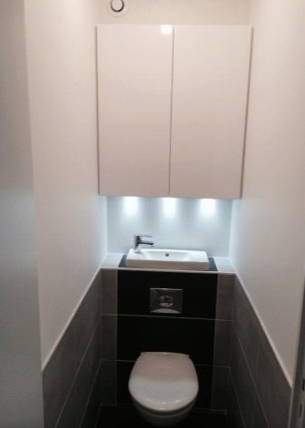 Туалет під сходами (43 фото): розміри санвузла під сходами на другий поверх і проекти розміщення під нею, варіанти для дерев’яного будинку
