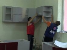 Відстань від стільниці до навісних шаф на кухні (14 фото): на якій висоті вішати кухонні шафки і полиці від столу? Яке стандартне відстань?