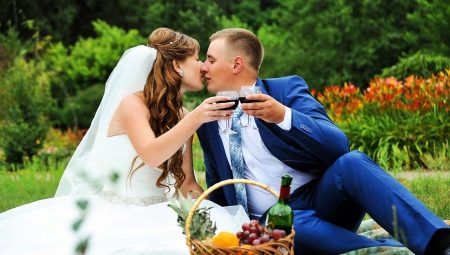 Весільна фотосесія на природі (51 фото): ідеї для зйомки в лісі і в полі у день весілля для нареченого і нареченої