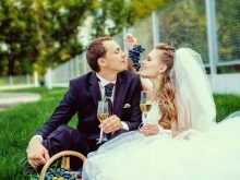 Весільна фотосесія на природі (51 фото): ідеї для зйомки в лісі і в полі у день весілля для нареченого і нареченої