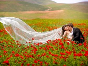Весільна фотосесія на природі (51 фото): ідеї для зйомки в лісі і в полі у день весілля для нареченого і нареченої