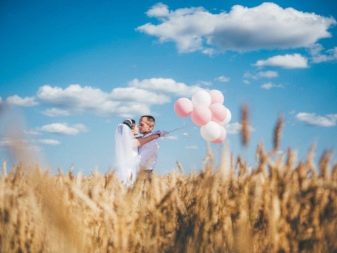 Весільна фотосесія на природі (51 фото): ідеї для зйомки в лісі і в полі у день весілля для нареченого і нареченої