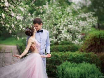 Весільна фотосесія на природі (51 фото): ідеї для зйомки в лісі і в полі у день весілля для нареченого і нареченої