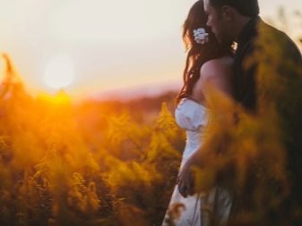 Весільна фотосесія на природі (51 фото): ідеї для зйомки в лісі і в полі у день весілля для нареченого і нареченої