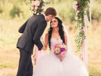 Весільна фотосесія на природі (51 фото): ідеї для зйомки в лісі і в полі у день весілля для нареченого і нареченої