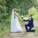 Весільна фотосесія на природі (51 фото): ідеї для зйомки в лісі і в полі у день весілля для нареченого і нареченої