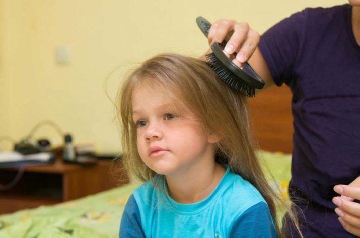 Як гарно і швидко заплести косичку дитині? Як покроково плести дівчинці легко кіску в школу за покрокового керівництва?