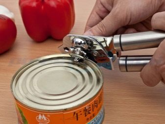 Як користуватися відкривачкою для консервів? Як відкрити банку звичайним і електричним консервним ножем?