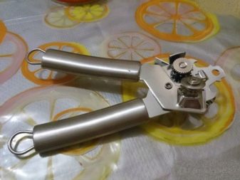 Як користуватися відкривачкою для консервів? Як відкрити банку звичайним і електричним консервним ножем?