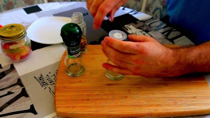 Як відкрити млин для перцю? Як зняти кришку з одноразової перечниці, щоб засипати туди спеції?
