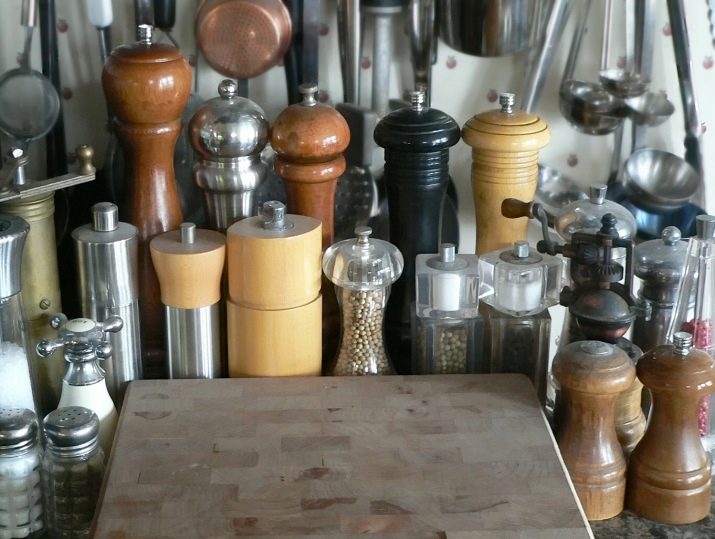 Як відкрити млин для перцю? Як зняти кришку з одноразової перечниці, щоб засипати туди спеції?