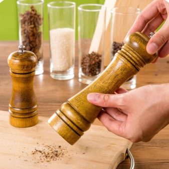 Як відкрити млин для перцю? Як зняти кришку з одноразової перечниці, щоб засипати туди спеції?