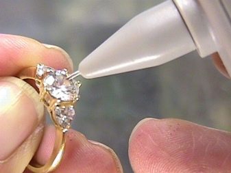 Як відрізнити діамант від фіанітів? 21 фото Чим вони відрізняються? За якими параметрами вони схожі? Що дорожче?