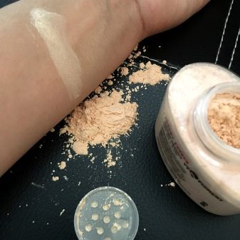 Як замаскувати мішки під очима за допомогою косметики? Огляд ефективних косметичних засобів