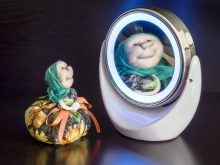 Збільшувальне косметичне дзеркало (29 фото): настільні вироби з збільшенням і двосторонні кишенькові збільшують моделі для макіяжу