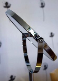 Збільшувальне косметичне дзеркало (29 фото): настільні вироби з збільшенням і двосторонні кишенькові збільшують моделі для макіяжу