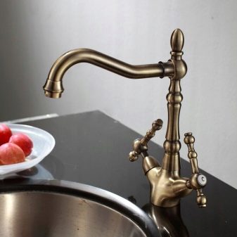 Змішувачі з бронзи для кухні (18 фото): вибір бронзових кухонних кранів у стилі ретро і класика, моделі під старовину з бронзи темного кольору