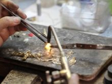 750 проба золота (35 фото): що це таке? Золото білого і кольору. Відмінності від 585 проби, склад і щільність золота
