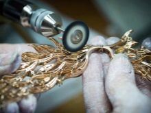 750 проба золота (35 фото): що це таке? Золото білого і кольору. Відмінності від 585 проби, склад і щільність золота