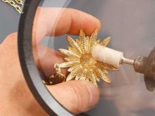 750 проба золота (35 фото): що це таке? Золото білого і кольору. Відмінності від 585 проби, склад і щільність золота