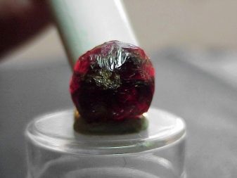 Альмандин (30 фото): магічні і лікувальні властивості альмандина, значення мінералу помаранчевого кольору для людини