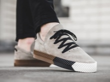 Alexander Wang (114 фото): сумки і одяг, колекція Adidas Originals від Олександра Ванга, кросівки, кеди, босоніжки і рюкзаки