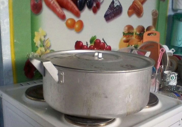 Алюмінієві каструлі (31 фото): чи можна ставити в духовку каструлю з литого алюмінію? Користь і шкода каструль. Як їх відбілити?
