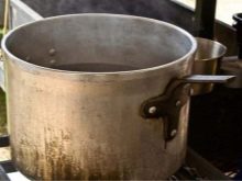 Алюмінієві каструлі (31 фото): чи можна ставити в духовку каструлю з литого алюмінію? Користь і шкода каструль. Як їх відбілити?