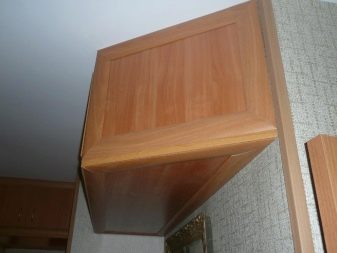 Антресоль в коридорі (40 фото): антресоль під стелею в передпокої, ідеї дизайну для вузького коридору, розміщення над вхідними дверима, вибираємо шафу-купе з дзеркалом і антресоллю