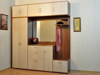Антресоль в коридорі (40 фото): антресоль під стелею в передпокої, ідеї дизайну для вузького коридору, розміщення над вхідними дверима, вибираємо шафу-купе з дзеркалом і антресоллю