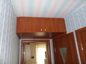 Антресоль в коридорі (40 фото): антресоль під стелею в передпокої, ідеї дизайну для вузького коридору, розміщення над вхідними дверима, вибираємо шафу-купе з дзеркалом і антресоллю