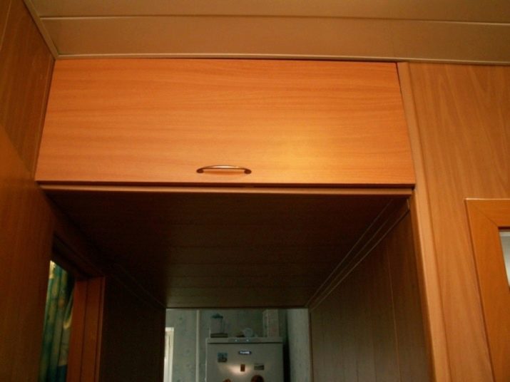 Антресоль в коридорі (40 фото): антресоль під стелею в передпокої, ідеї дизайну для вузького коридору, розміщення над вхідними дверима, вибираємо шафу-купе з дзеркалом і антресоллю