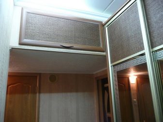 Антресоль в коридорі (40 фото): антресоль під стелею в передпокої, ідеї дизайну для вузького коридору, розміщення над вхідними дверима, вибираємо шафу-купе з дзеркалом і антресоллю