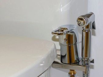 Біде-приставки і біде-накладки для унітазу: особливості механічних і звичайних біде-насадок з гігієнічним душем, міні-варіанти