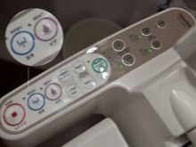 Біде-приставки і біде-накладки для унітазу: особливості механічних і звичайних біде-насадок з гігієнічним душем, міні-варіанти