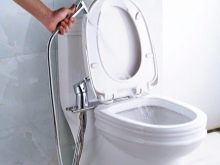 Біде-приставки і біде-накладки для унітазу: особливості механічних і звичайних біде-насадок з гігієнічним душем, міні-варіанти