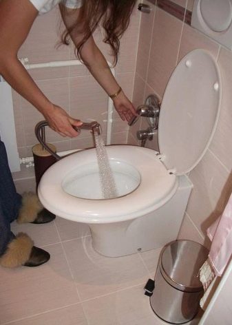 Біде-приставки і біде-накладки для унітазу: особливості механічних і звичайних біде-насадок з гігієнічним душем, міні-варіанти