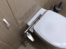 Біде-приставки і біде-накладки для унітазу: особливості механічних і звичайних біде-насадок з гігієнічним душем, міні-варіанти