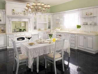 Білі стільці для кухні (37 фото): світлі дерев’яні кухонні стільці в інтер’єрі, сучасний дизайн чорно-білих моделей зі спинкою та інших стільців