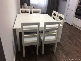 Білі стільці для кухні (37 фото): світлі дерев’яні кухонні стільці в інтер’єрі, сучасний дизайн чорно-білих моделей зі спинкою та інших стільців