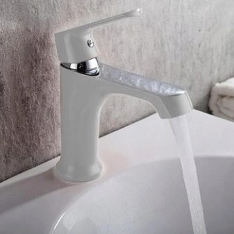 Білі змішувачі для ванної кімнати: огляд одноважільних моделей білого кольору для раковини і на борт ванни, з довгим і коротким виливом