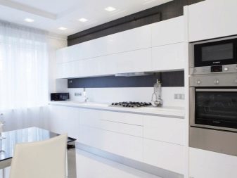 Біла кухня (126 фото): дизайн інтер’єру з технікою і стінами білого кольору, плюси і мінуси білого стилю, стильні рішення кухні з яскравими акцентами