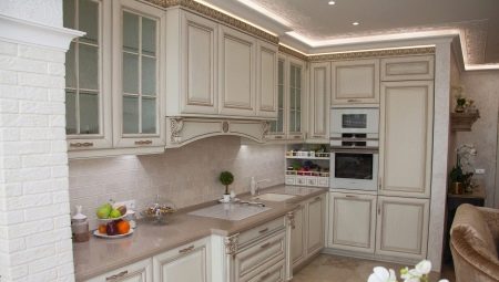 Біла кухня з патиною (42 фото): гарнітури з золотом і срібною патиною на білому фасаді в класичному та інших стилів в інтер’єрі кухні