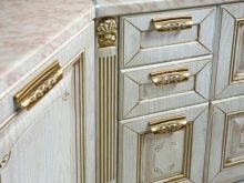 Біла кухня з патиною (42 фото): гарнітури з золотом і срібною патиною на білому фасаді в класичному та інших стилів в інтер’єрі кухні