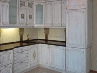 Біла кухня з патиною (42 фото): гарнітури з золотом і срібною патиною на білому фасаді в класичному та інших стилів в інтер’єрі кухні