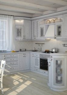 Біла кухня з патиною (42 фото): гарнітури з золотом і срібною патиною на білому фасаді в класичному та інших стилів в інтер’єрі кухні