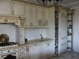 Біла кухня з патиною (42 фото): гарнітури з золотом і срібною патиною на білому фасаді в класичному та інших стилів в інтер’єрі кухні