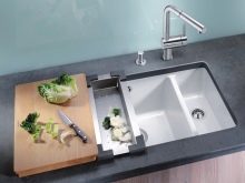 Біла мийка для кухні (21 фото): огляд кухонних мийок з штучного каменя та емалі чавунних і кам’яних моделей білого кольору