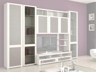Біла модульні меблі для вітальні: дизайн глянсових і матових модульних систем в білих тонах