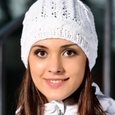 Біла шапка (63 фото): з чим носити, з білою курткою, червоно-білі моделі, з коричневим, з аранами, синьо-біла шапка, пухнаста і з квіткою, з кос